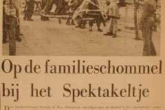 Op de familieschommel bij het spektakeltje